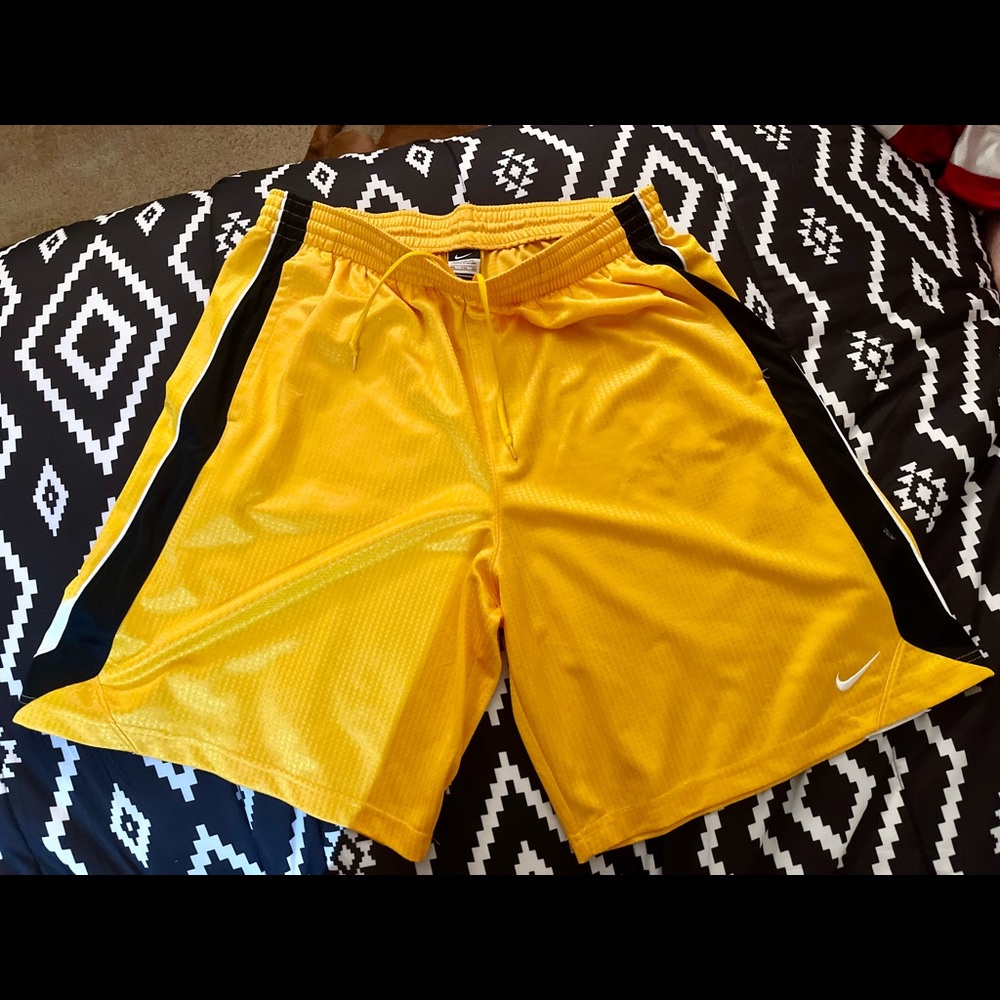 Mens XXL Nike shorts, yellow